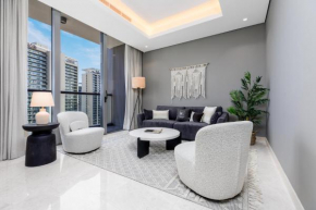 Maison Privee - Classy Urban Retreat with Amazing Dubai Canal Views